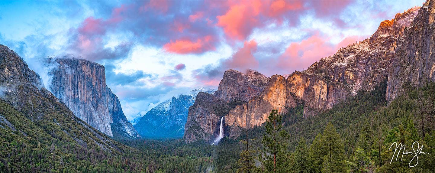 Panoramic sunset of the classic Tunnel View in Yosemite National Park